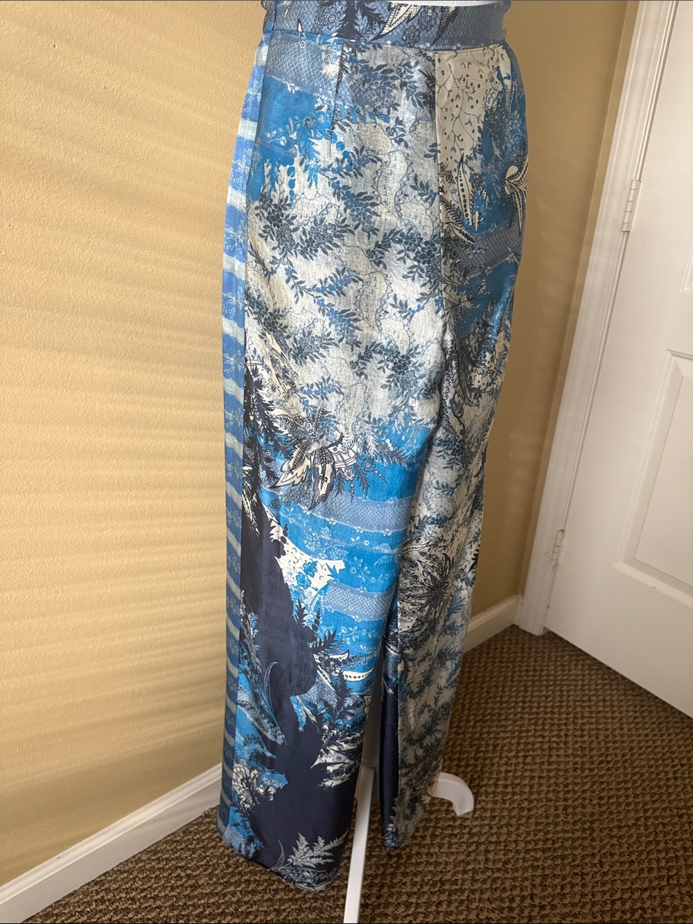 Elie Tahari Blue and White Printed Wrap-Front Maxi Pants 100% Silk Size S - Picture 5 of 10